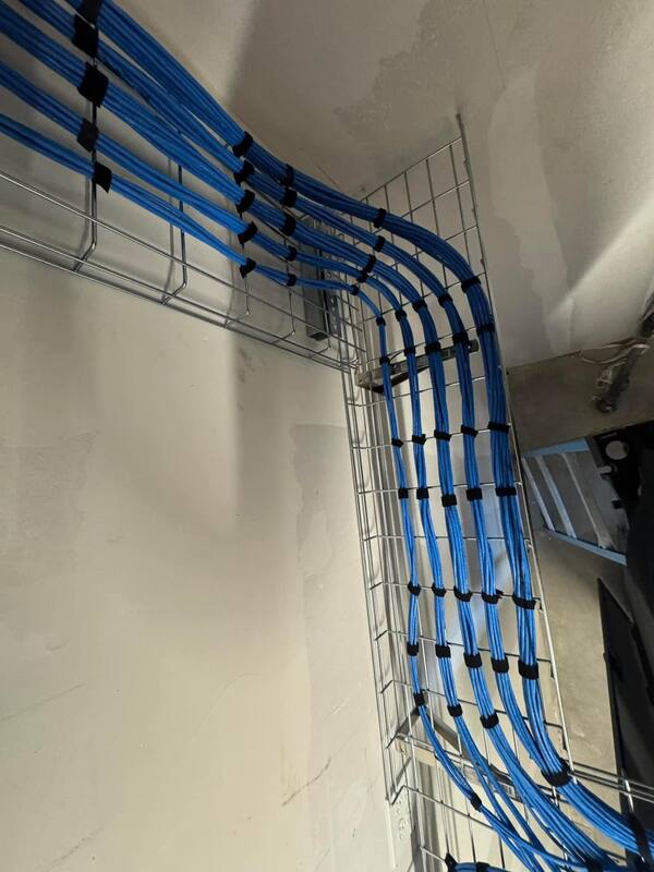 Overhead wire-basket tray turn